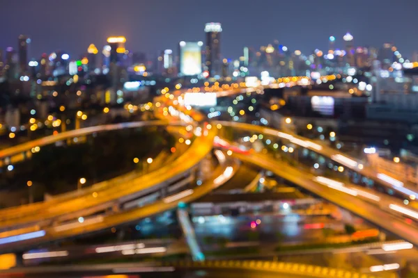 Borrosas luces bokeh cruce de carreteras y el centro de la ciudad de fondo — Foto de Stock