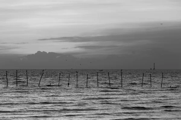 Siyah ve beyaz, doğal kaya ile Sahil ve güzel gökyüzü arka plan