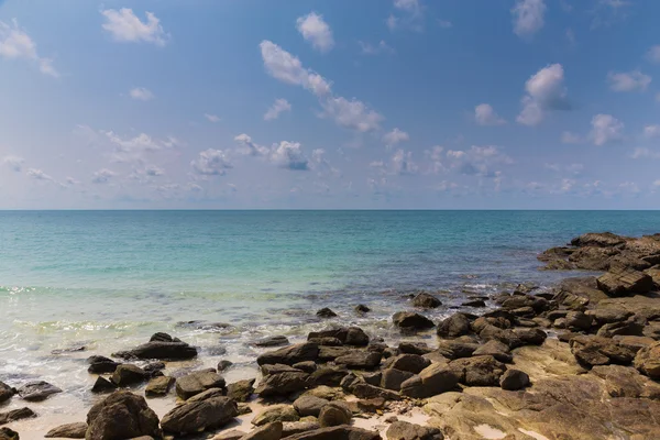 Plaj sahil şeridi üzerinde Rocky
