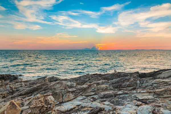 Natural rock with seacoast and beautiful sky background — Stock Photo, Image