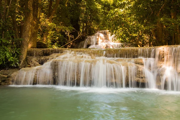 Derin orman mavi akım şelaleler