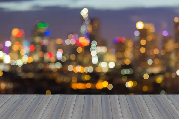 Apertura de piso de madera, borrosa bokeh múltiples colores luces edificio de oficinas — Foto de Stock