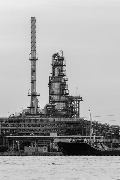 Svart och vitt, olja raffinaderiet riverfront — Stockfoto