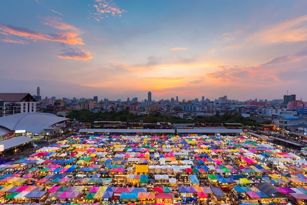 Вид сверху на многоцветный рынок выходных — стоковое фото