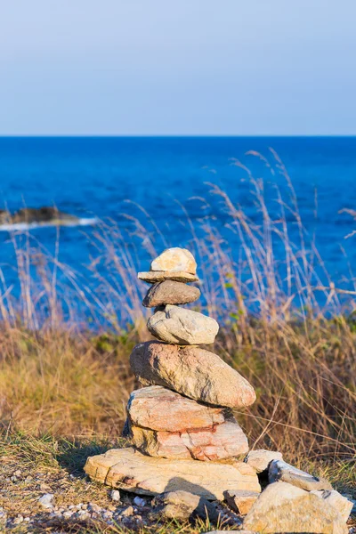 自然堆石子与蔚蓝的大海背景 — 图库照片