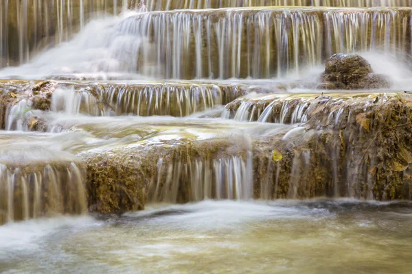 Selva profunda tropical múltiples capas de cascadas — Foto de Stock