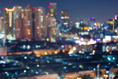 Gece ışık otoyol kavşağı ile şehir şehir bulanık