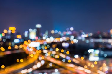 Alacakaranlıkta, karayolu ile şehir şehir merkezinde deyimleri bulanık ışıklar 