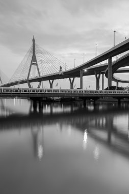 Siyah ve beyaz, Bangkok asma köprü