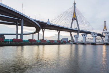Watergate ile Bangkok Nehri üzerinde asma köprü