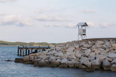 Beyaz cankurtaran sahil kayada üzerinde