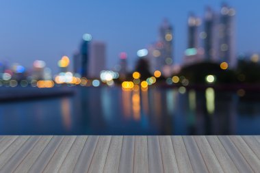 Görünümü office bina ve su yansıma yakın bulanık ışık