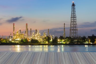 Petrol rafinerisi gündoğumu sırasında ön Nehri