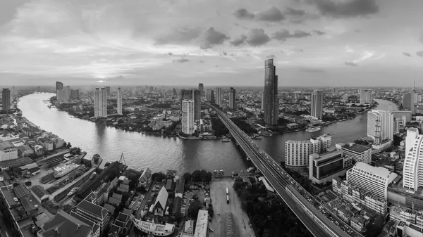 Vista aérea río curvado sobre la ciudad de Bangkok centro —  Fotos de Stock