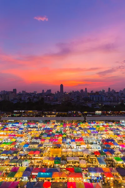 Драматическое небо после заката над многоцветным рынком выходного дня — стоковое фото