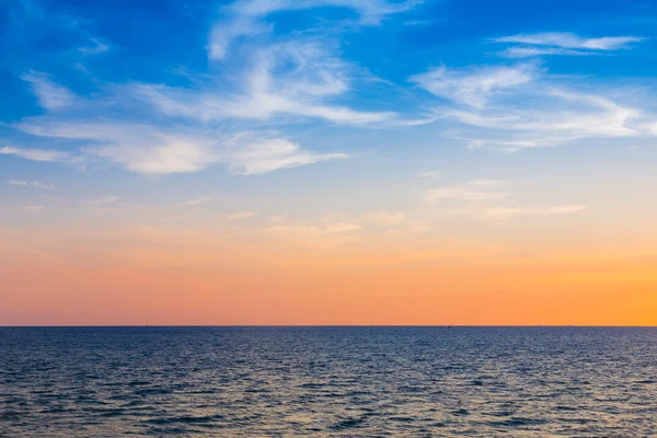 Doğal sahil manzarası güneş battıktan sonra