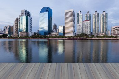 Açılış ahşap zemin, yansıma işyeri dışında gece görünümü oluşturma