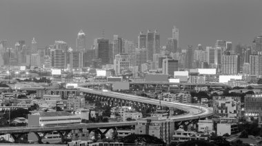 Siyah ve beyaz, şehir otoyol uzun pozlama kavisli. 