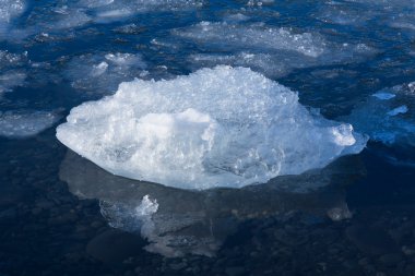 Geç kış gölde eriyen buz yukarıya kapatmak