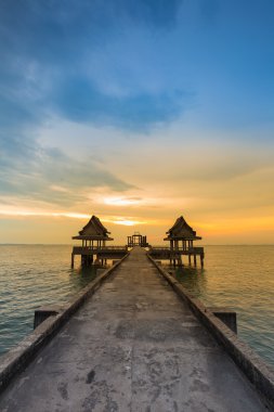 Okyanus güzel doğal günbatımı gökyüzü arka plan ile yalnız tapınakta giden yolu yürüyüş