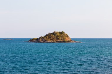 Sahil manzarası üzerinde küçük lonely Island