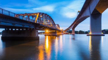 Köprünün altından Bangkok Chao Phraya Nehri