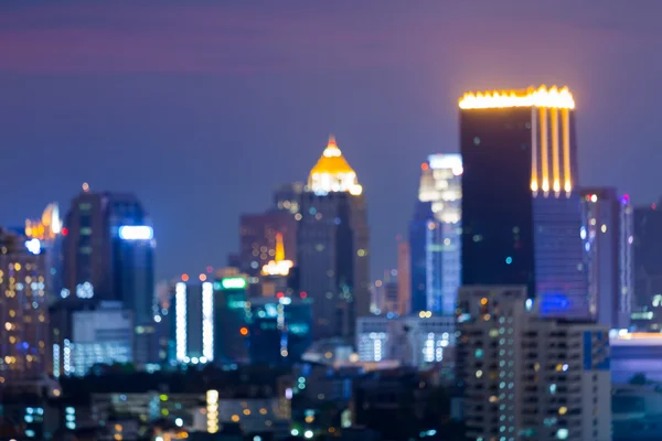 Notte luci sfocate, città ufficio torre bokeh, sfondo astratto — Foto Stock