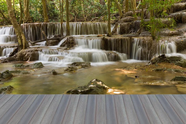 Abertura de piso de madeira, Cachoeira natural no parque nacional da floresta profunda — Fotografia de Stock