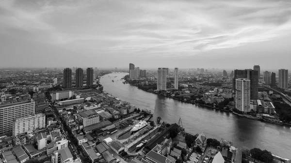 Blanco y negro, hermoso cielo sobre el río Bangkok curvado —  Fotos de Stock