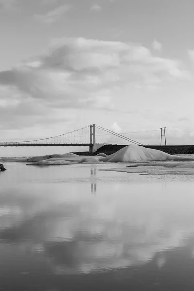 Siyah ve beyaz, asma köprü Jakulsarlon lagün üzerinde — Stok fotoğraf