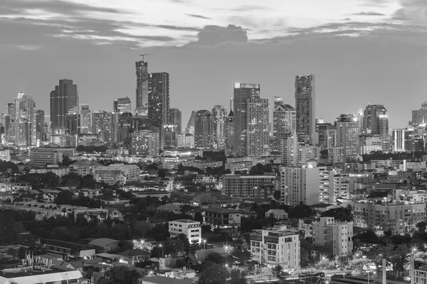 Blanco y negro, centro de negocios de la ciudad y edificio de oficinas durante el crepúsculo —  Fotos de Stock