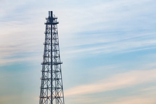 Fondo de cielo azul natural sobre torre de refinería de petróleo — Foto de Stock