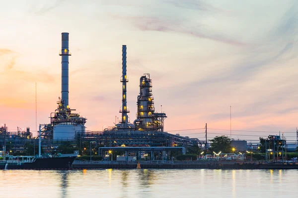 Нефтеперерабатывающий завод на берегу реки на фоне восхода солнца — стоковое фото