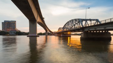 Köprünün altından Bangkok Nehri üzerinde
