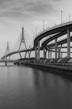 Siyah ve beyaz, asma köprü bağlanmak 