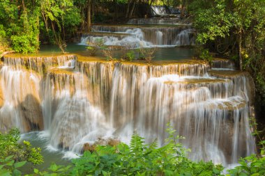 Güzel doğal kaynak şelale derin orman içinde 