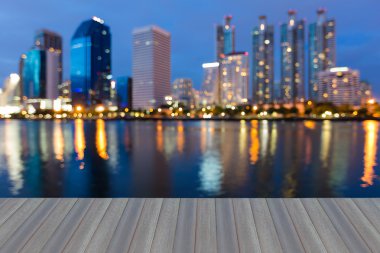 Soyut şehir bokeh ışıkları sırasında mavi saat