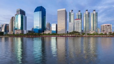 Ofis Binası su açık yansıma üzerinde alacakaranlık gökyüzü