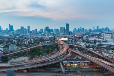 Şehir ve otoyol kavşağı gece görünümü