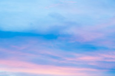 Bulut ve gökyüzü kadar twilight sırasında kapatın