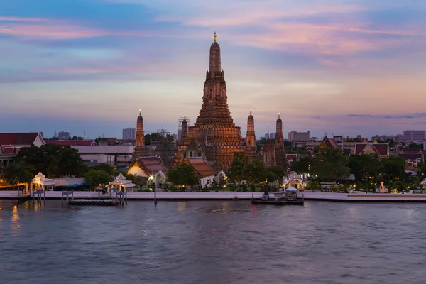 Arun tapınak Nehri ön alacakaranlık gökyüzü arka plan ile