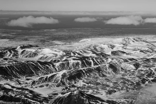 Blanco y negro, Vista aérea montañas cubiertas de nieve —  Fotos de Stock