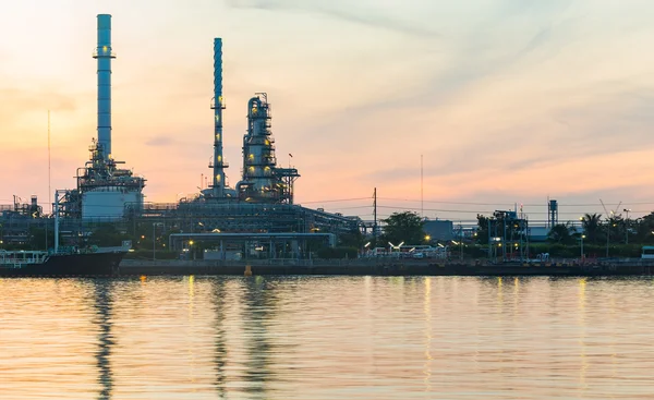 Riverfront over Oil refinery with sunrise sky — Stock Photo, Image