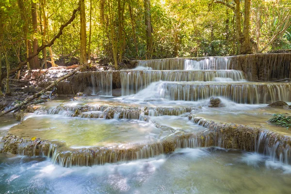Cachoeiras naturais de múltiplas camadas na floresta profunda — Fotografia de Stock