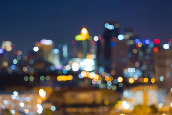 Crépuscule lumières floues immeuble de bureaux de la ville — Photo