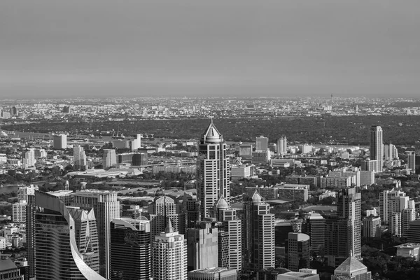 Blanco y negro, edificio de la ciudad en el centro de cerca —  Fotos de Stock