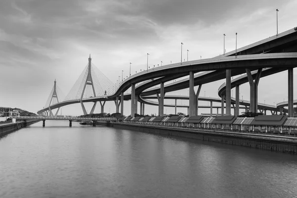 Blanco y negro, Bangkok Puente colgante conectar — Foto de Stock