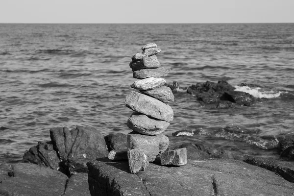 Preto e branco, Pedra de pilha com fundo do oceano — Fotografia de Stock