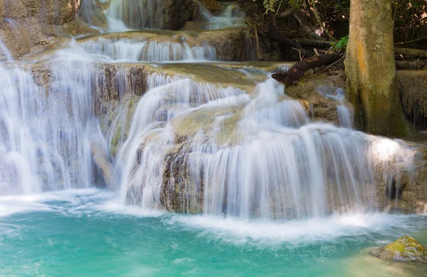 Primer plano cascada natural en el parque nacional del bosque profundo — Foto de Stock