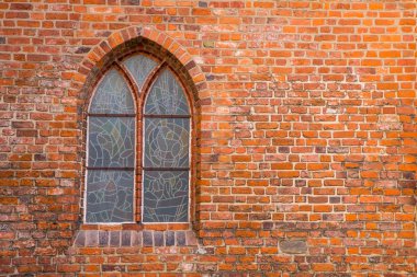 Tuğla duvardaki klasik pencere,